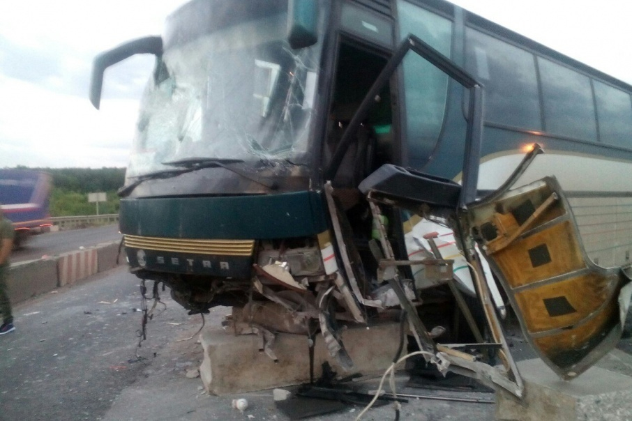 Один человек погиб и четверо пострадали в столкновении автобуса с КамАЗом под Воронежем