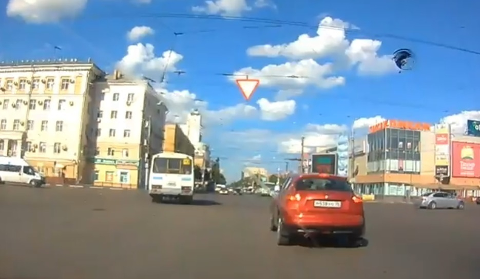 На видео попала неадекватная езда пассажирского автобуса в центре Воронежа
