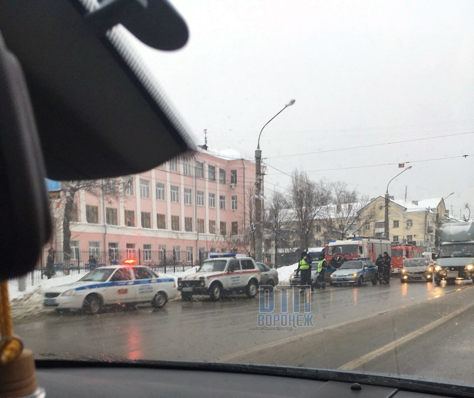 В Воронеже эвакуировали школу после сообщения о бомбе