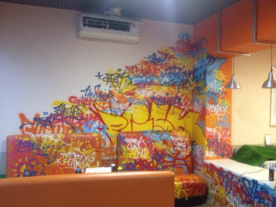 Неизвестные изуродовали воронежское кафе, расписав его граффити