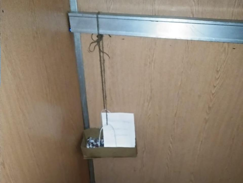 Подозрительный сладкий подарок воронежцы обнаружили в лифтах жилого дома