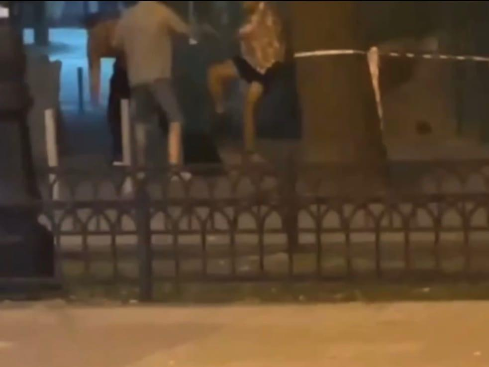 Жестокое избиение лежачего ногами попало на видео в центре Воронежа