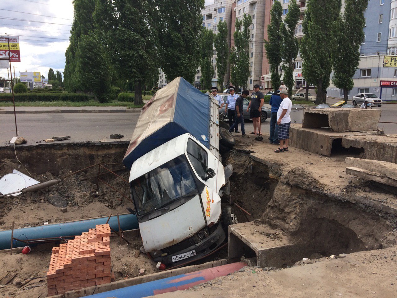 В Воронеже «газелист» на полном ходу улетел в котлован у «Линии»