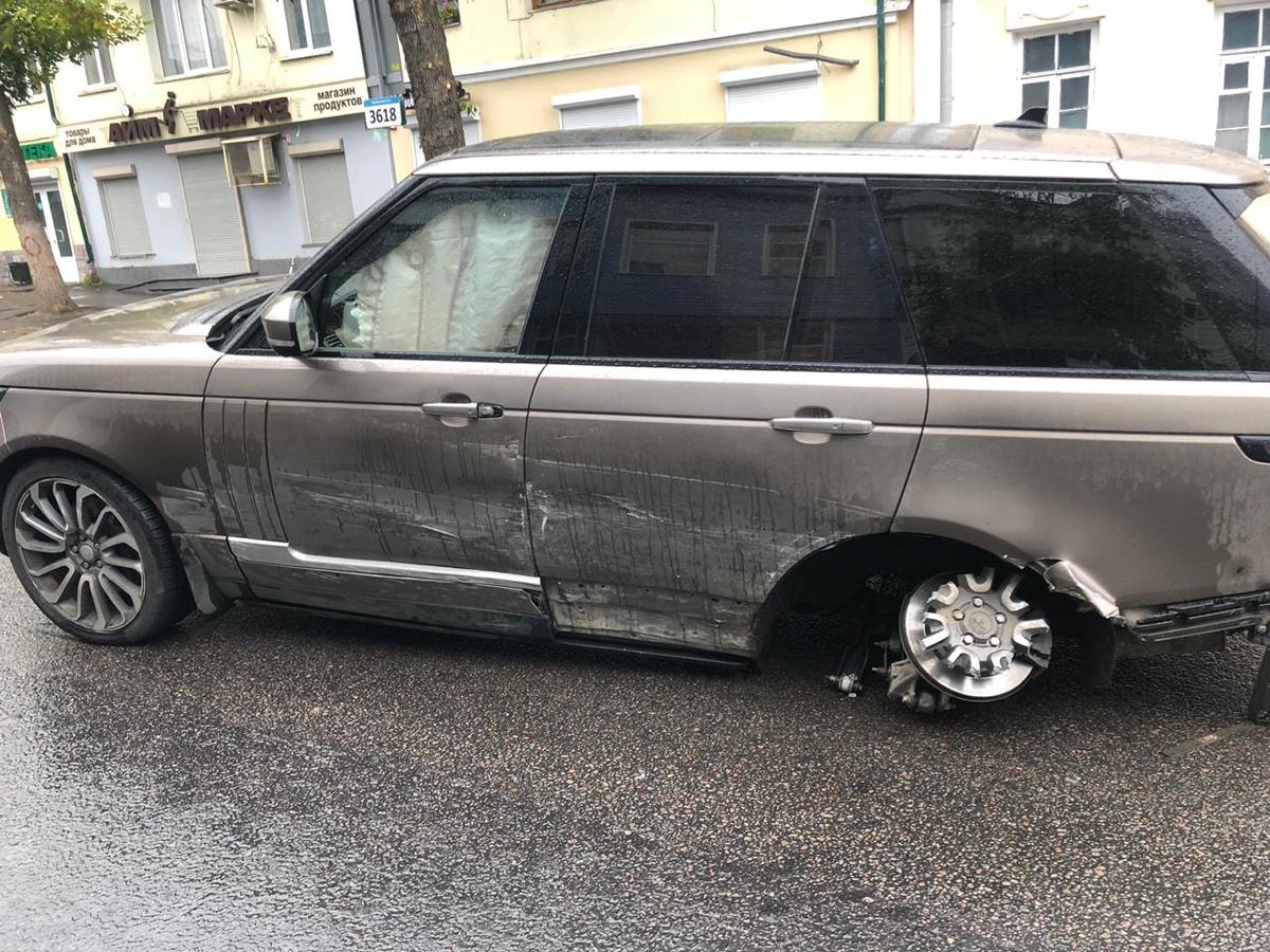 Водитель KIA под спиртом разбил новый Range Rover в Воронеже