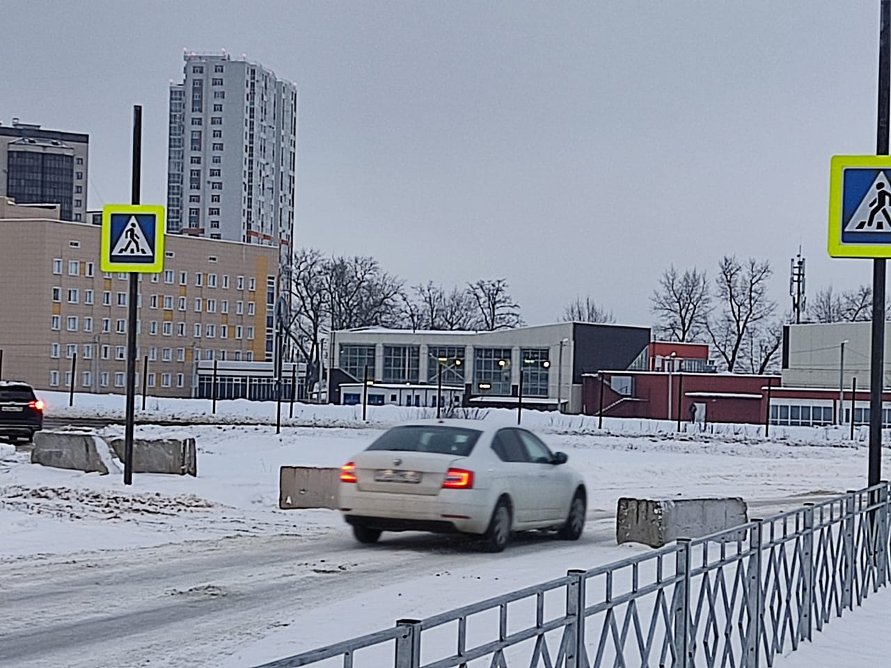 Водители прорвали закрытую дорогу, чтобы постоять еще в одной пробке в  Воронеже