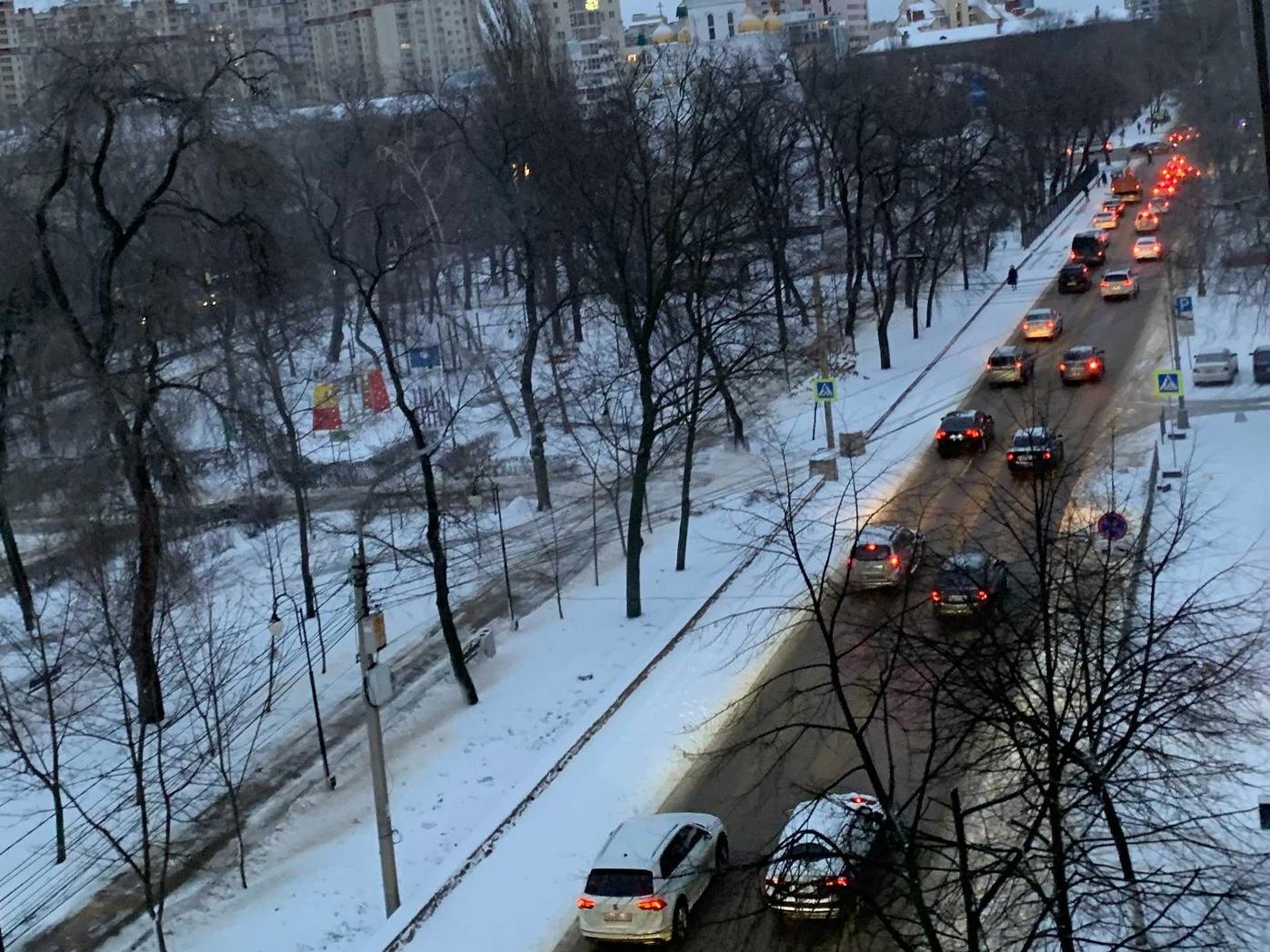 Снежные пробки парализовали движение в Воронеже