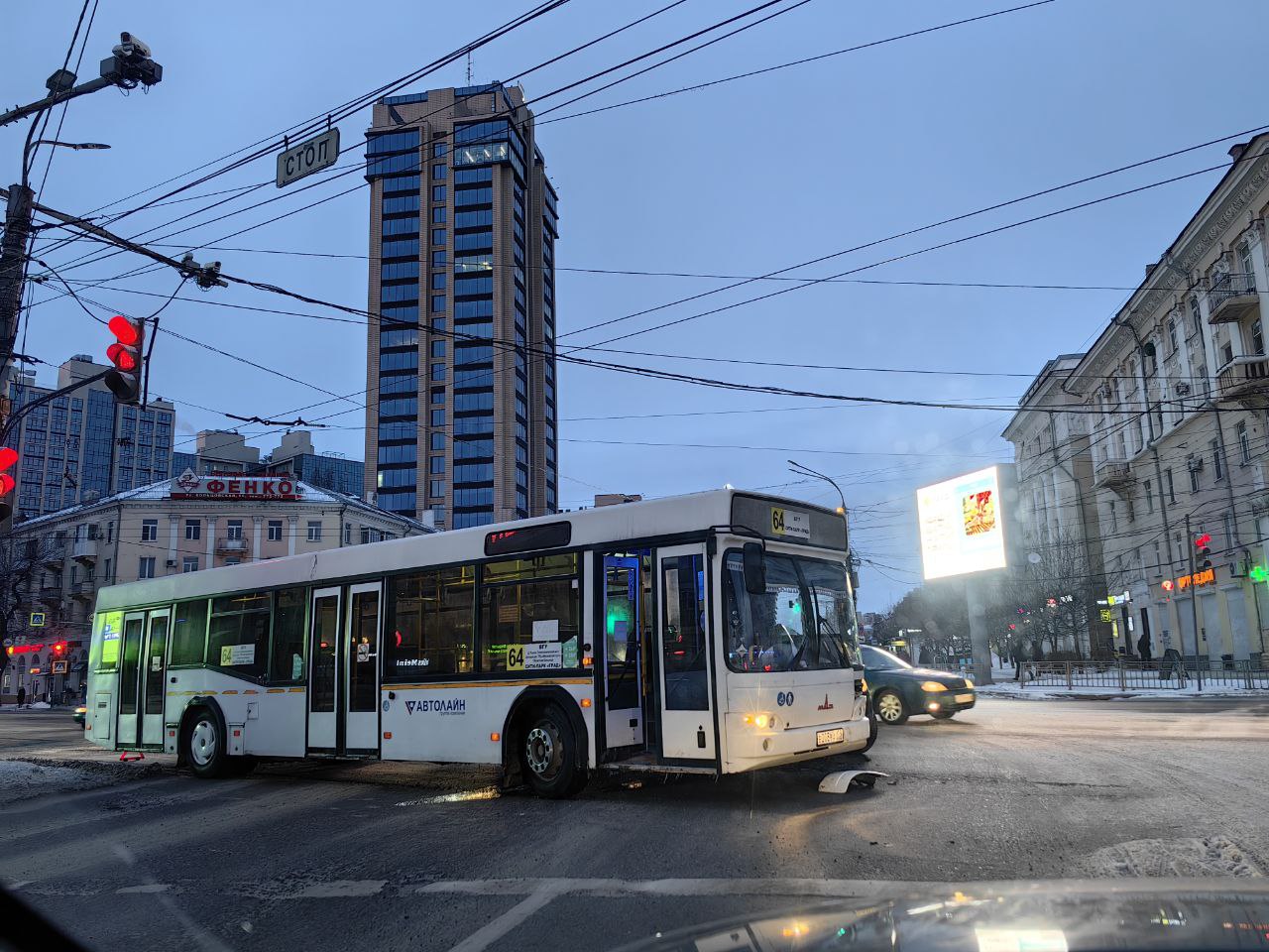 Инцидент с автобусом парализовал движение в центре Воронежа