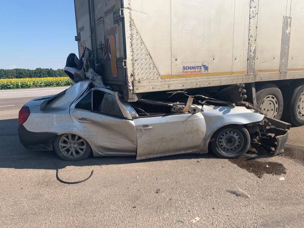 Двое погибли и двое пострадали в страшном ДТП легковушки и большегруза в  Воронежской области