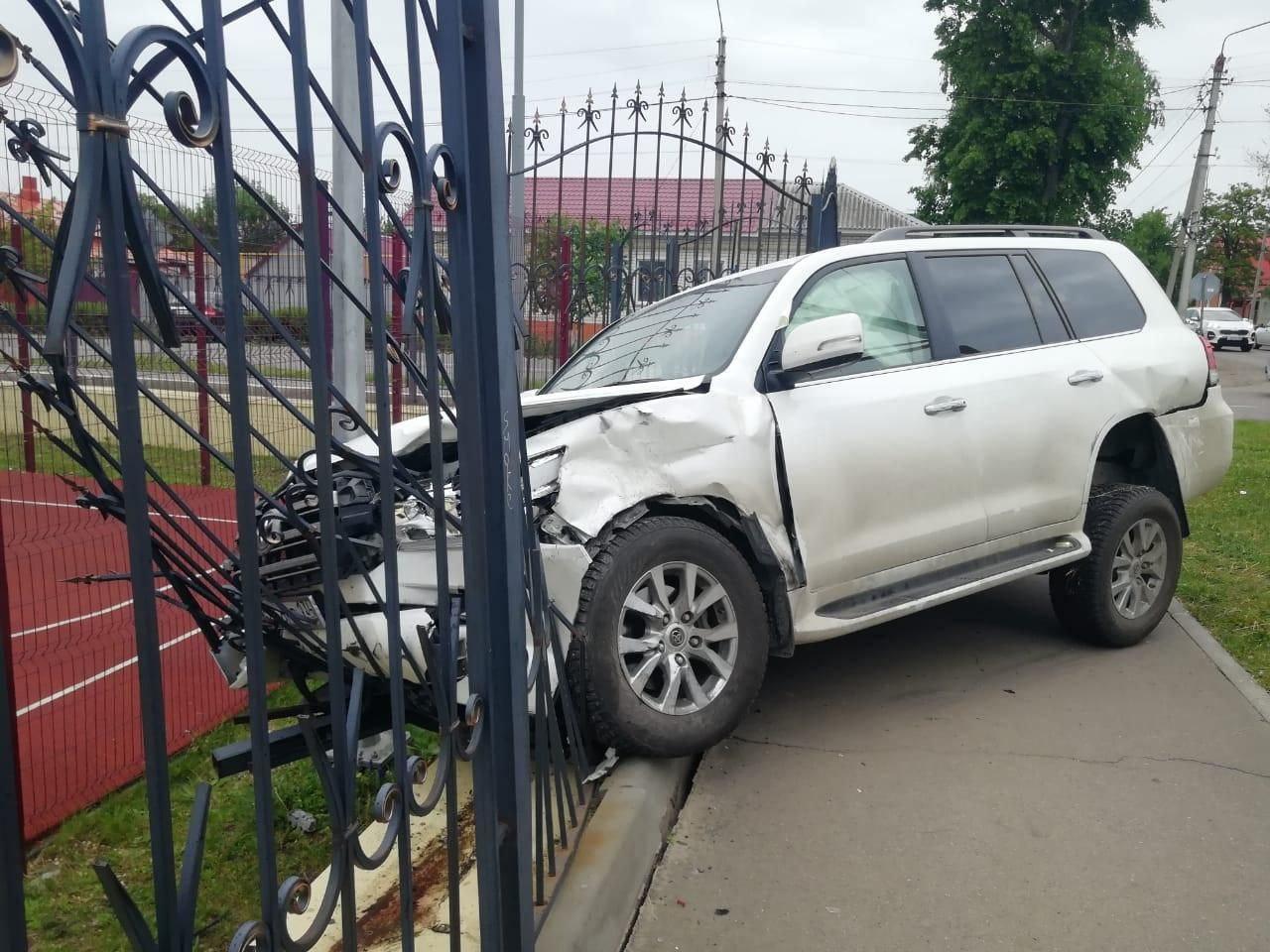 Land Cruiser столкнулся с Audi Q5 и протаранил забор в Воронежской области